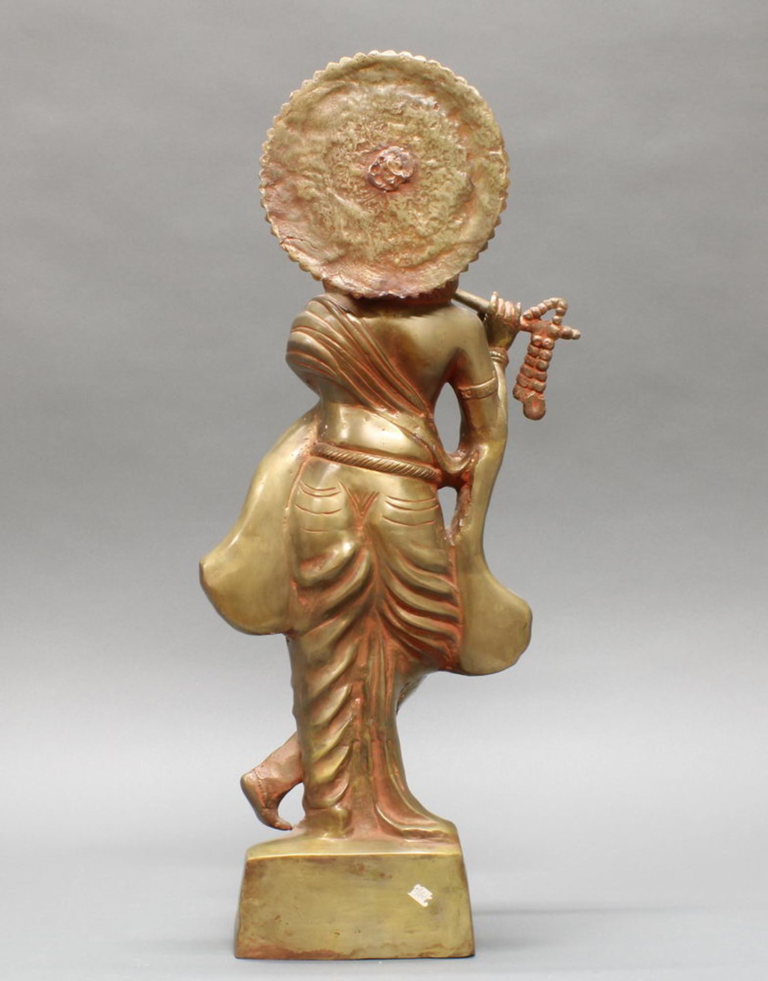 Figur, "Flötespielender Krishna", Indien, 20. Jh., Messingbronze, Reste von roter Farbe, 61.5 cm h - Image 2 of 2