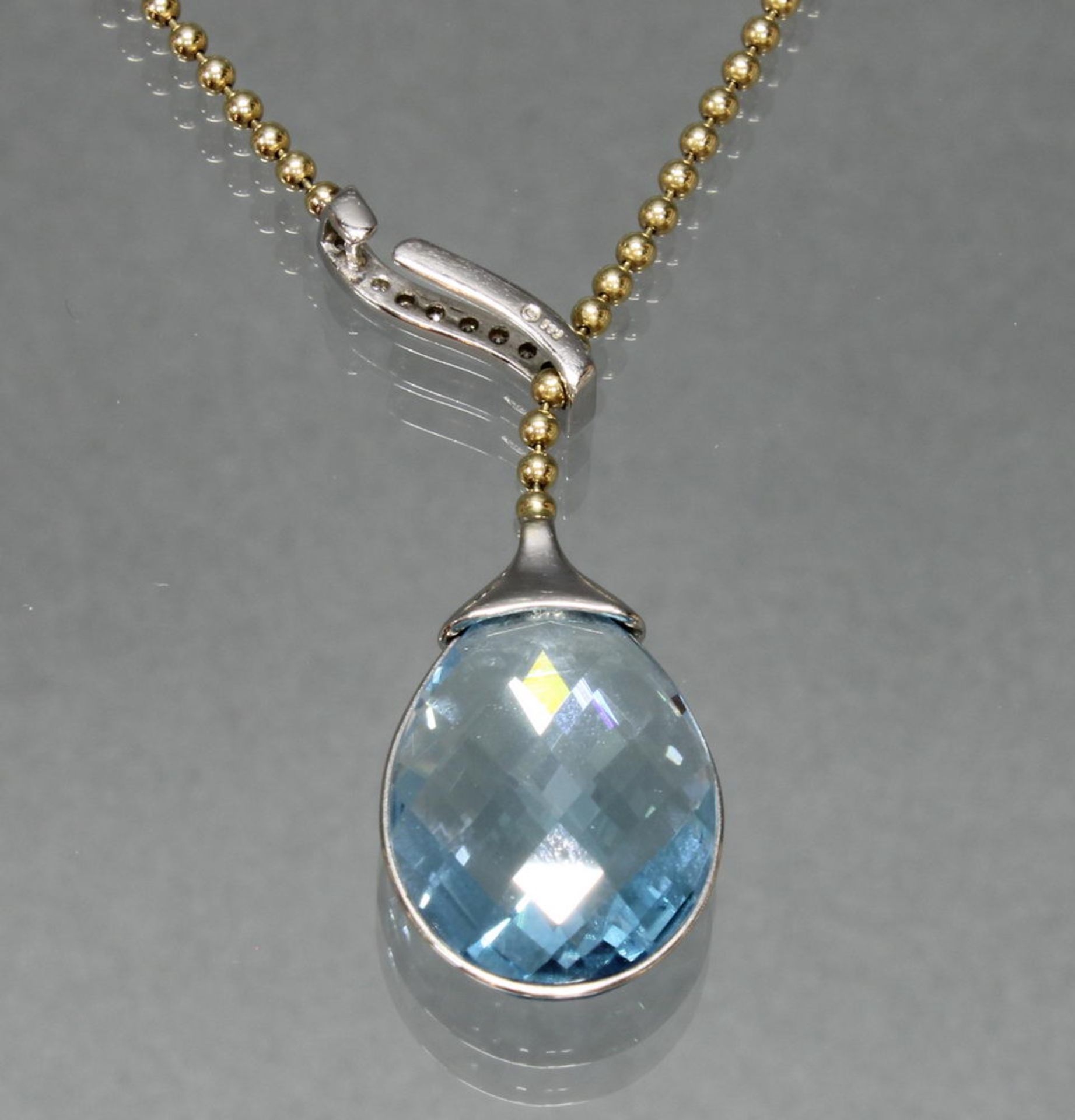 Collier, WG/GG 585, blauer Topas 22 x 16 mm, Brillanten zus. ca. 0.07 ct., etwa tcr/si, Collierkett