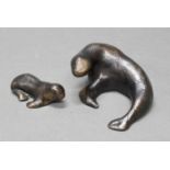 Bronze, "Seehund mit Heuler", 9 bzw. 14 cm lang. Mechthild Born, geb. 1941 Münster