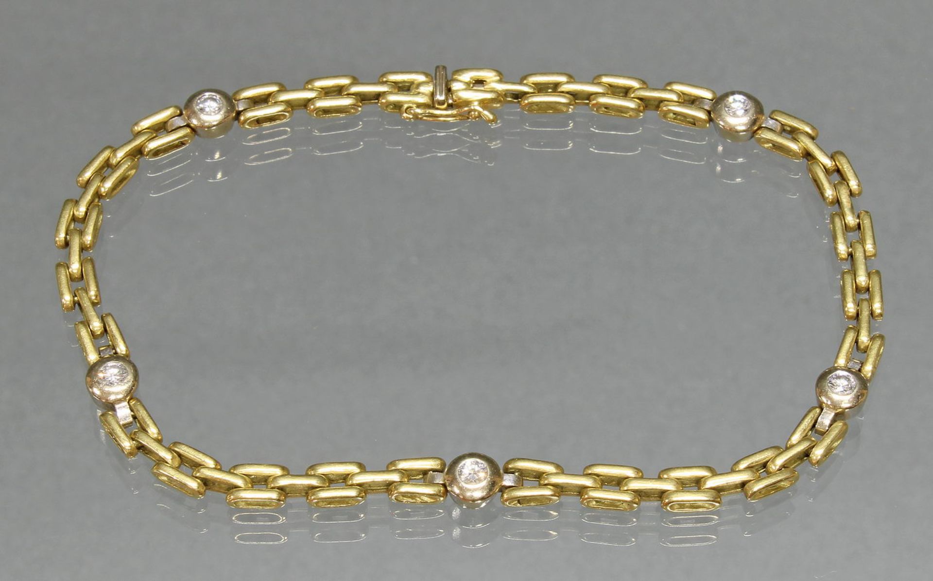 Armband, GG 750, 5 Brillanten zus. ca. 0.50 ct., 20.5 cm lang, 14 g