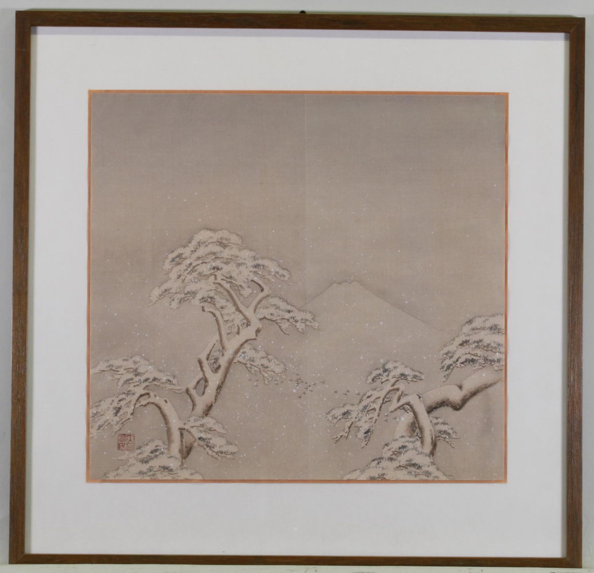 Malerei, "Verschneite Bäume vor Fuji", Japan, 20. Jh., Farbe auf Seide, unten links rotes Malersie - Image 2 of 3