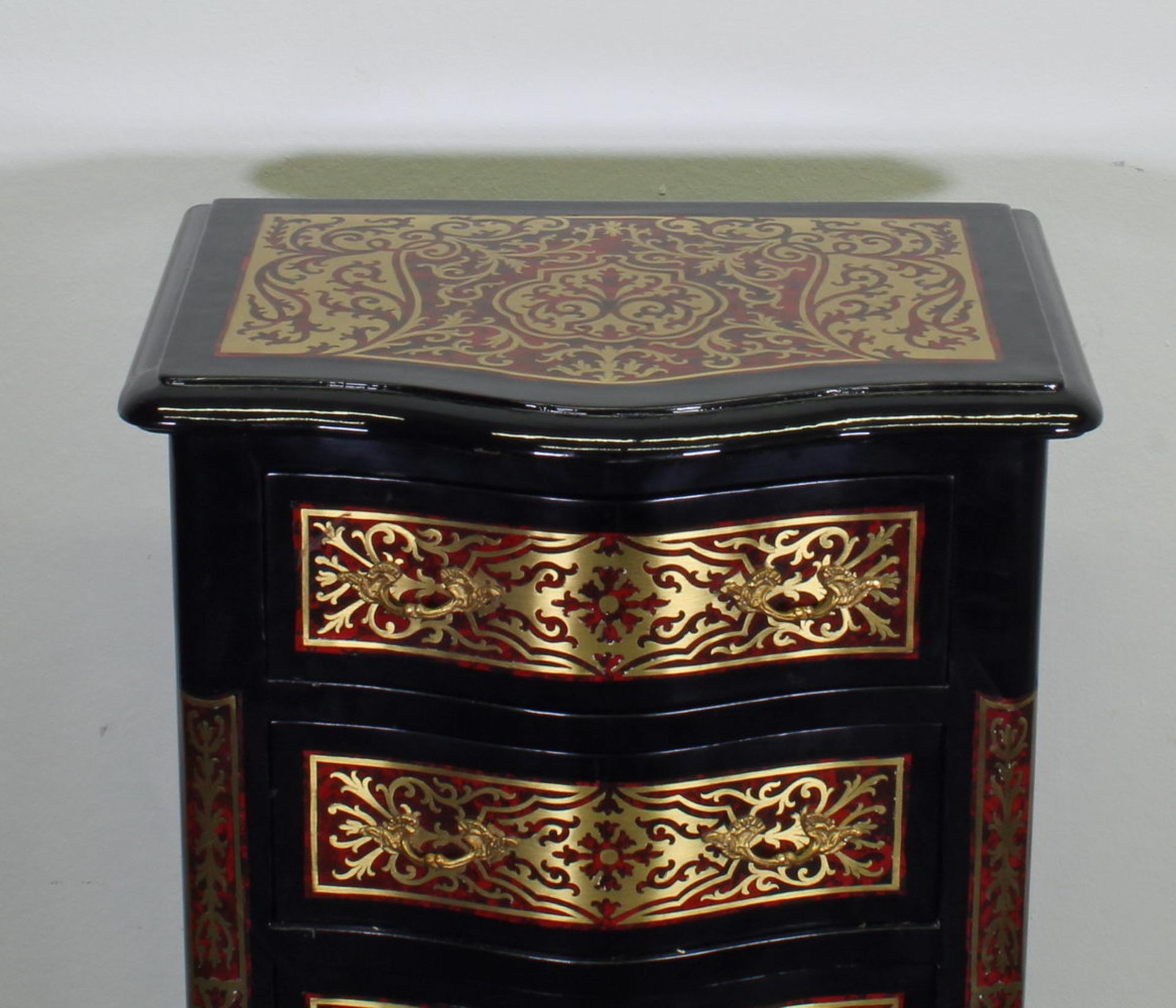 Chiffonière, französischer Boulle-Stil, neuzeitlich, Bronzeappliken, sechs Schübe, 110 x 48 x 35 - Image 2 of 2