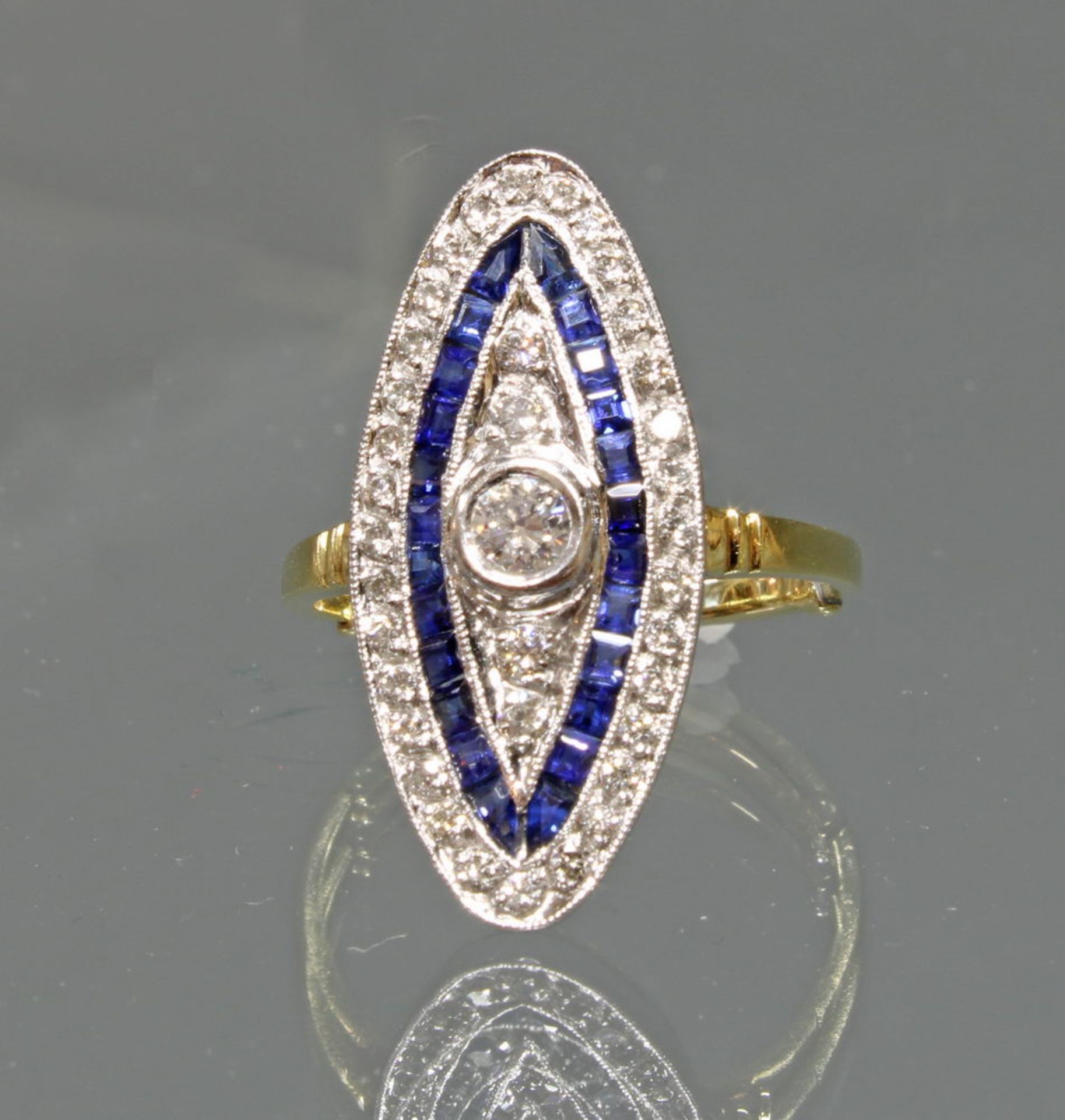 Ring, WG/GG 750, 1 Brillant ca. 0.20 ct., 36 Besatz-Brillanten zus. ca. 0.36 ct., 24 Saphircarrées