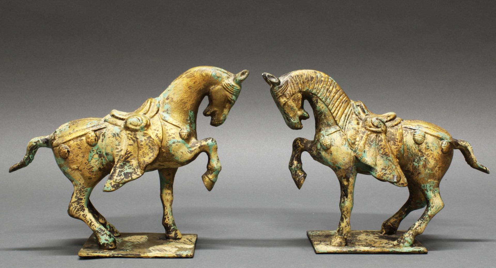 Paar Figuren, "Pferde", Asien, neuzeitlich, Eisenguss, grünlich und golden patiniert, im chinesisc