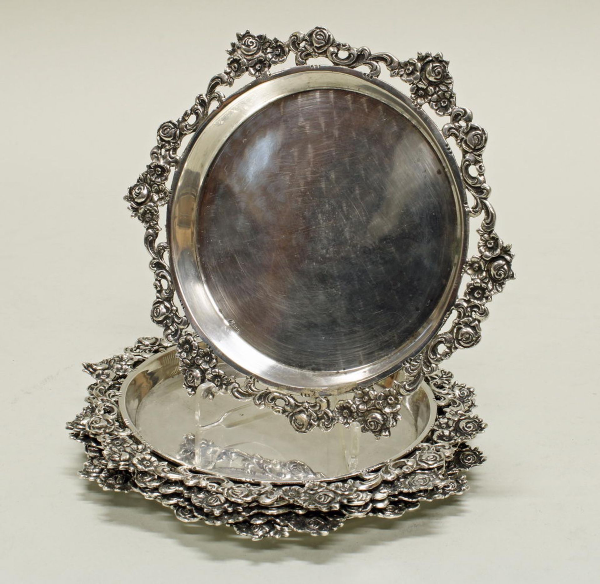 6 Untersetzer, Silber 835, glatter Spiegel, durchbrochener Rand mit Blütendekor, ø 12.5 cm, zus.