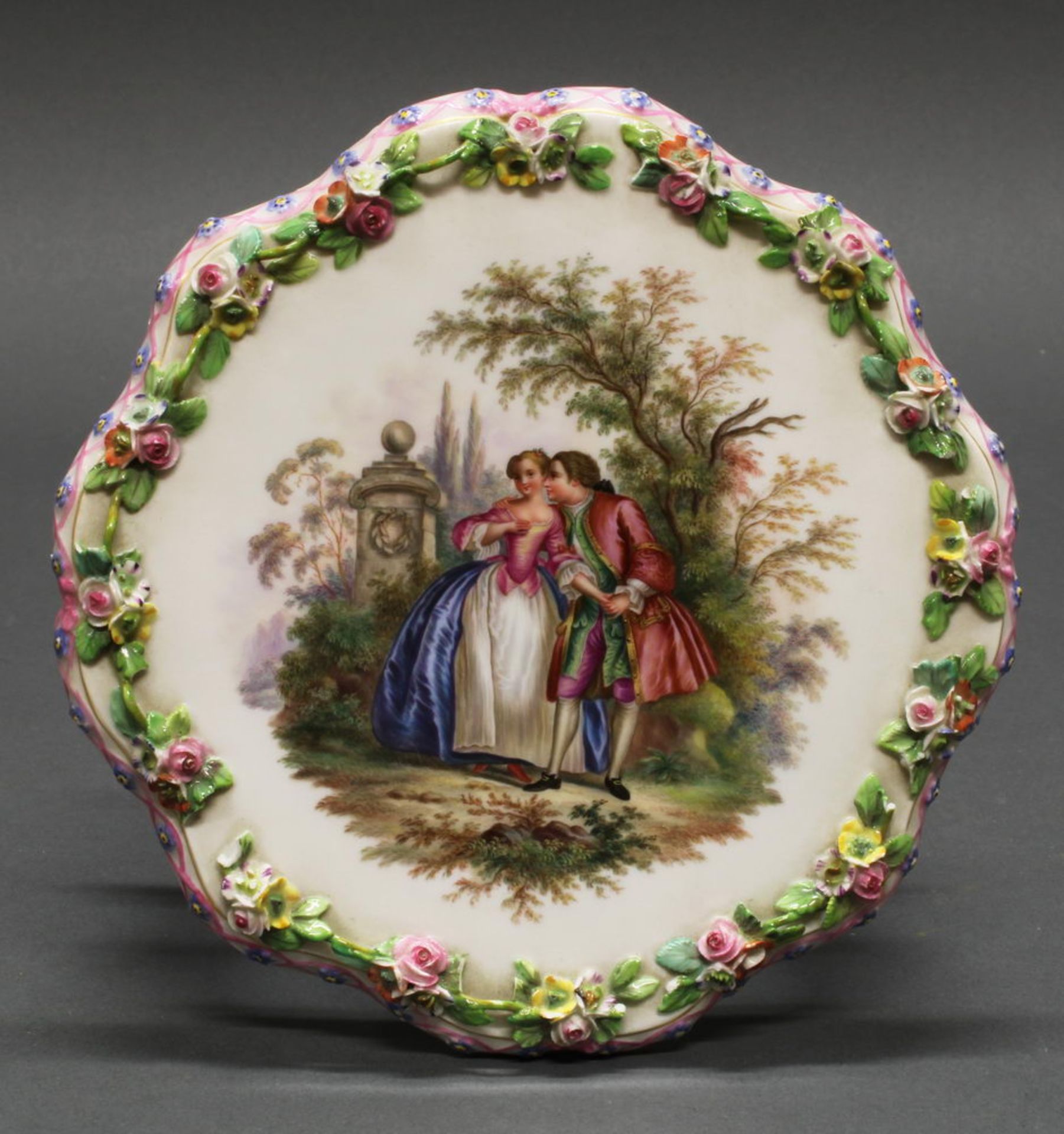 Untersetzer, Meissen, Schwertermarke, 1850-1924, 1. Wahl, auf drei geschwungenen Beinen, Watteaumal - Image 2 of 2