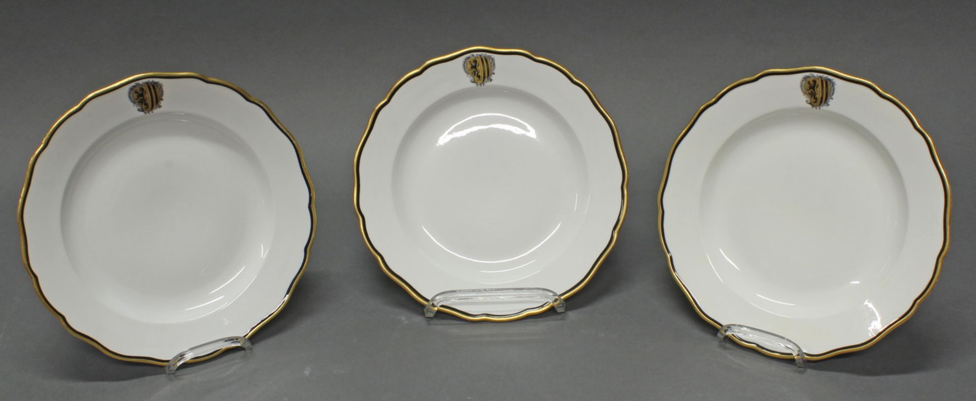 3 Teller, "Dresdner Stadtwappen", Meissen, Schwertermarke, 1850-1924, 1. Wahl, Fahne mit gold-schwa