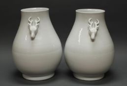 Paar große Vasen, Blanc de chine, bauchige Form, Tierköpfe als Handhaben, ø ca. 35 cm, 49 cm hoc