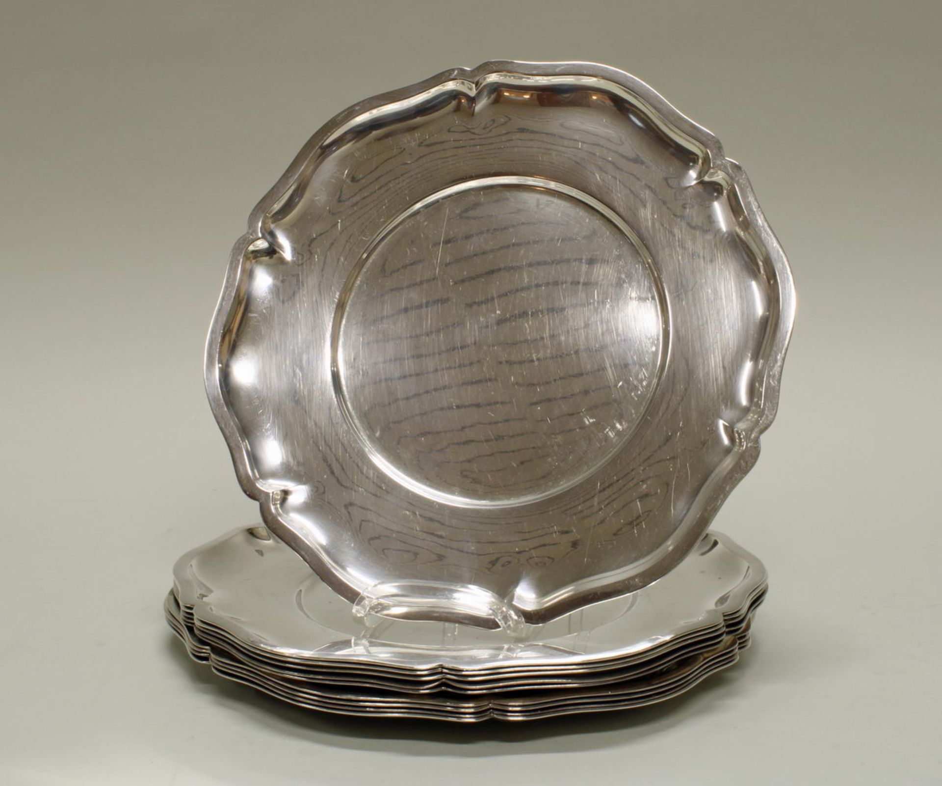 10 Platzteller, Silber 835, Jakob Grimminger, passig-geschweift, ø 28 cm, zus. ca. 4.130 g