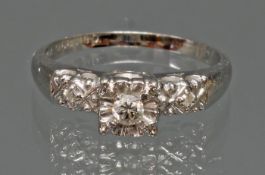 Ring, WG 585, 3 kleine Diamanten, 2 g, RM 17