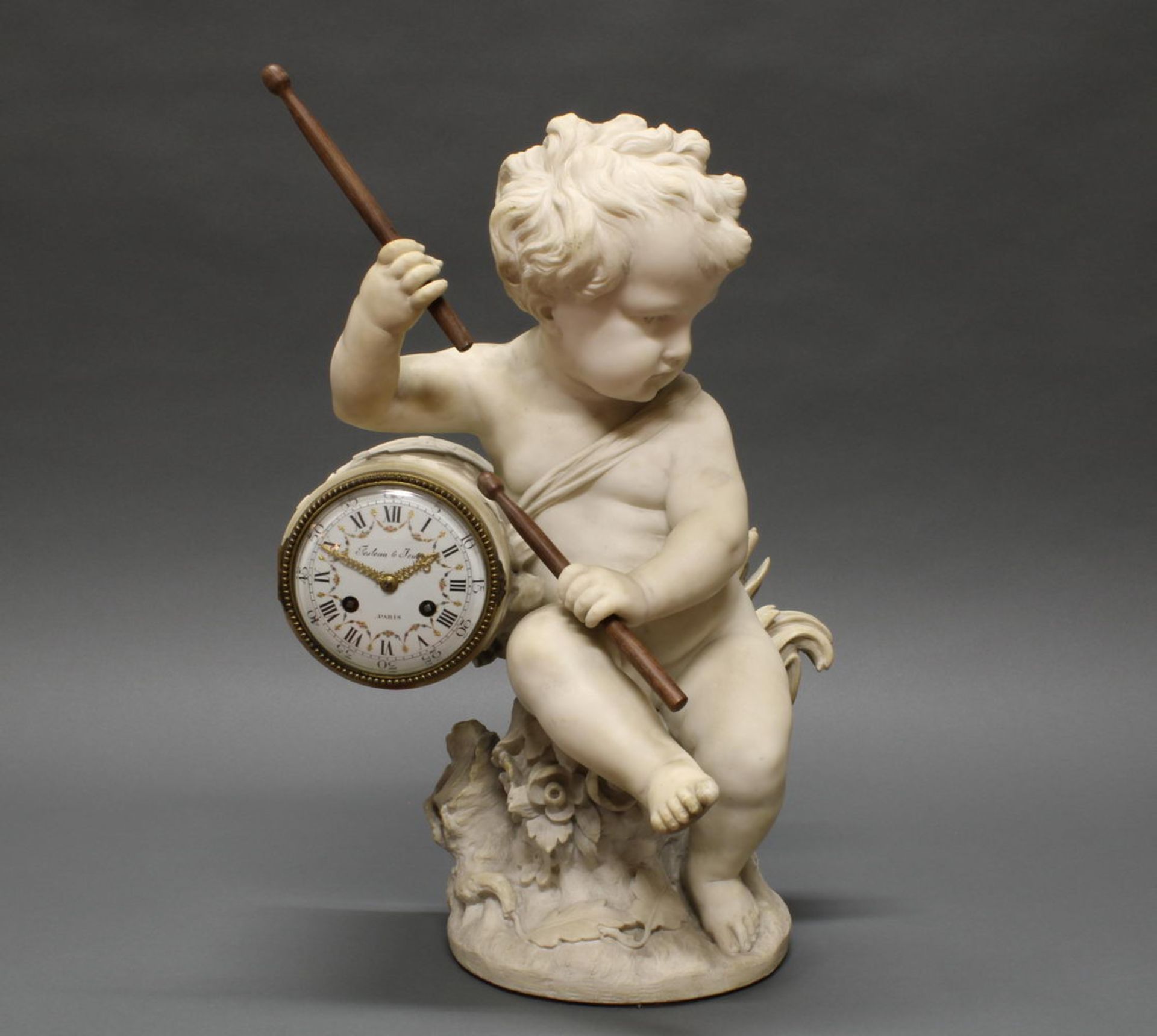 Figurenpendule, "Putto", Frankreich, um 1880, weißer Marmor, Zifferblatt bezeichnet Festeau le Jeu