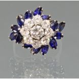 Ring, WG 585, 1 Brillant ca. 0.25 ct., 8 Brillanten zus. ca. 0.80 ct., etwa w/vsi, 14 Saphire im Na