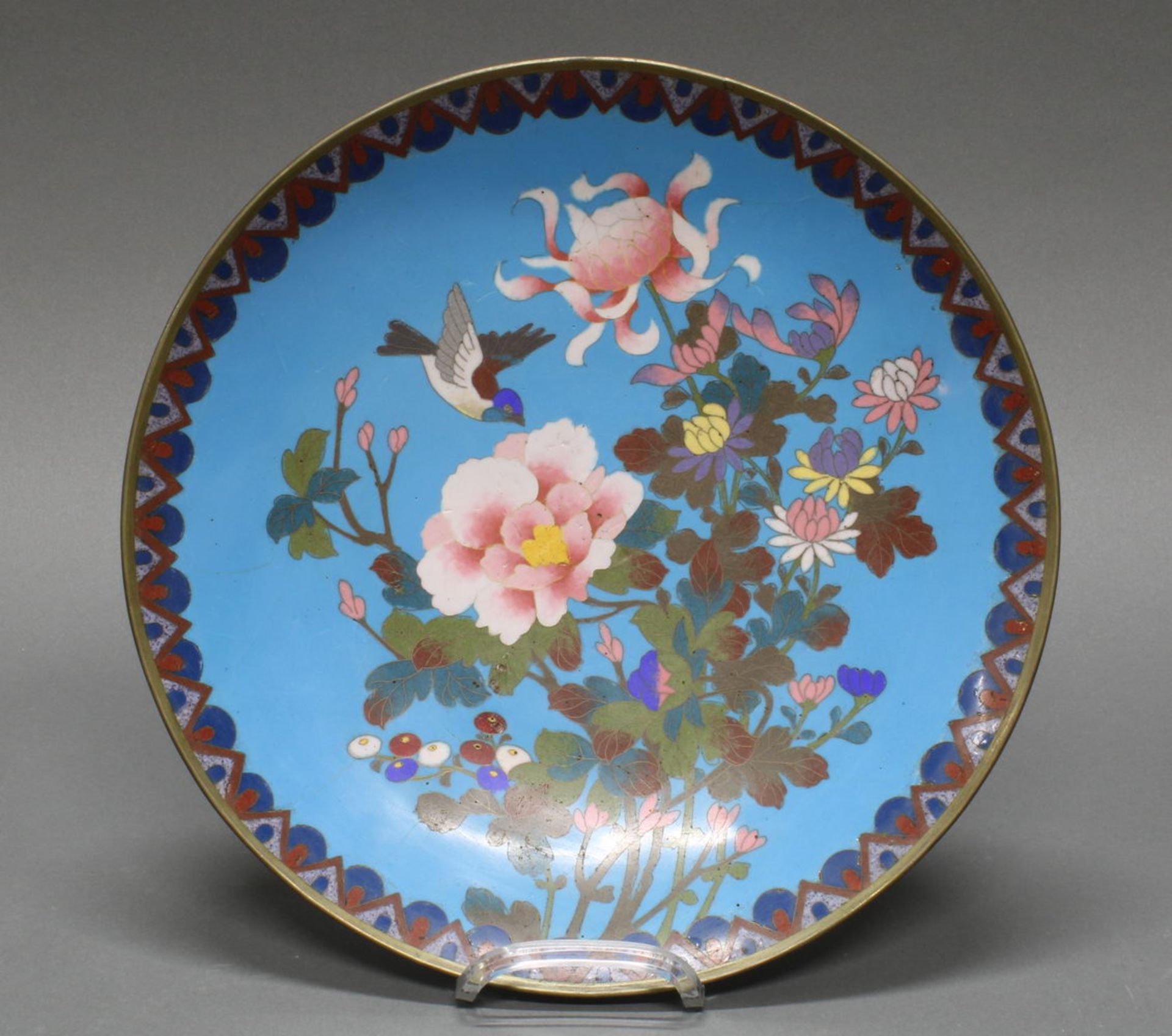 Platte, China, 20. Jh., Cloisonné, farbiger Dekor mit Blüten und einem Vogel, ø 30 cm, Haarrisse