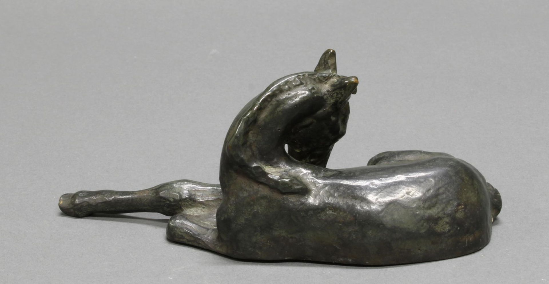 Bronze, schwarz patiniert, "Liegendes Fohlen", wohl Reste einer Signatur verso, auf der Standfläch - Image 2 of 2