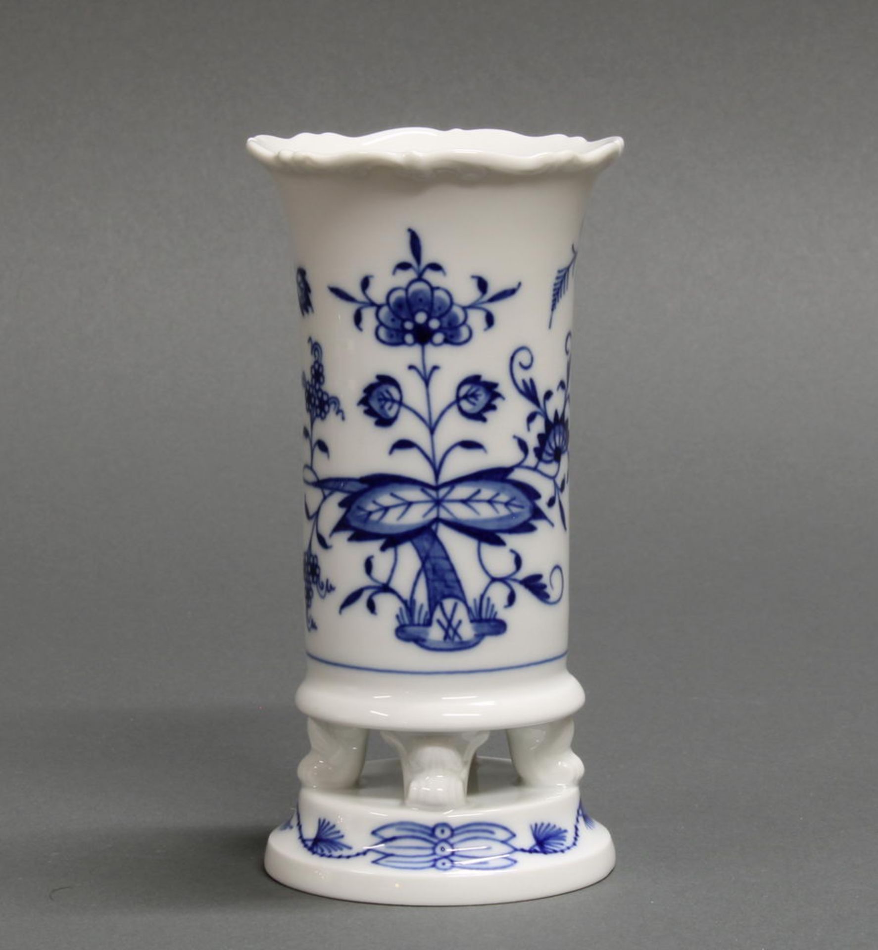 Vase, Meissen, Schwertermarke, 1. Wahl, Zwiebelmuster, mit vier Füßchen auf Sockelstand, 14.5 cm