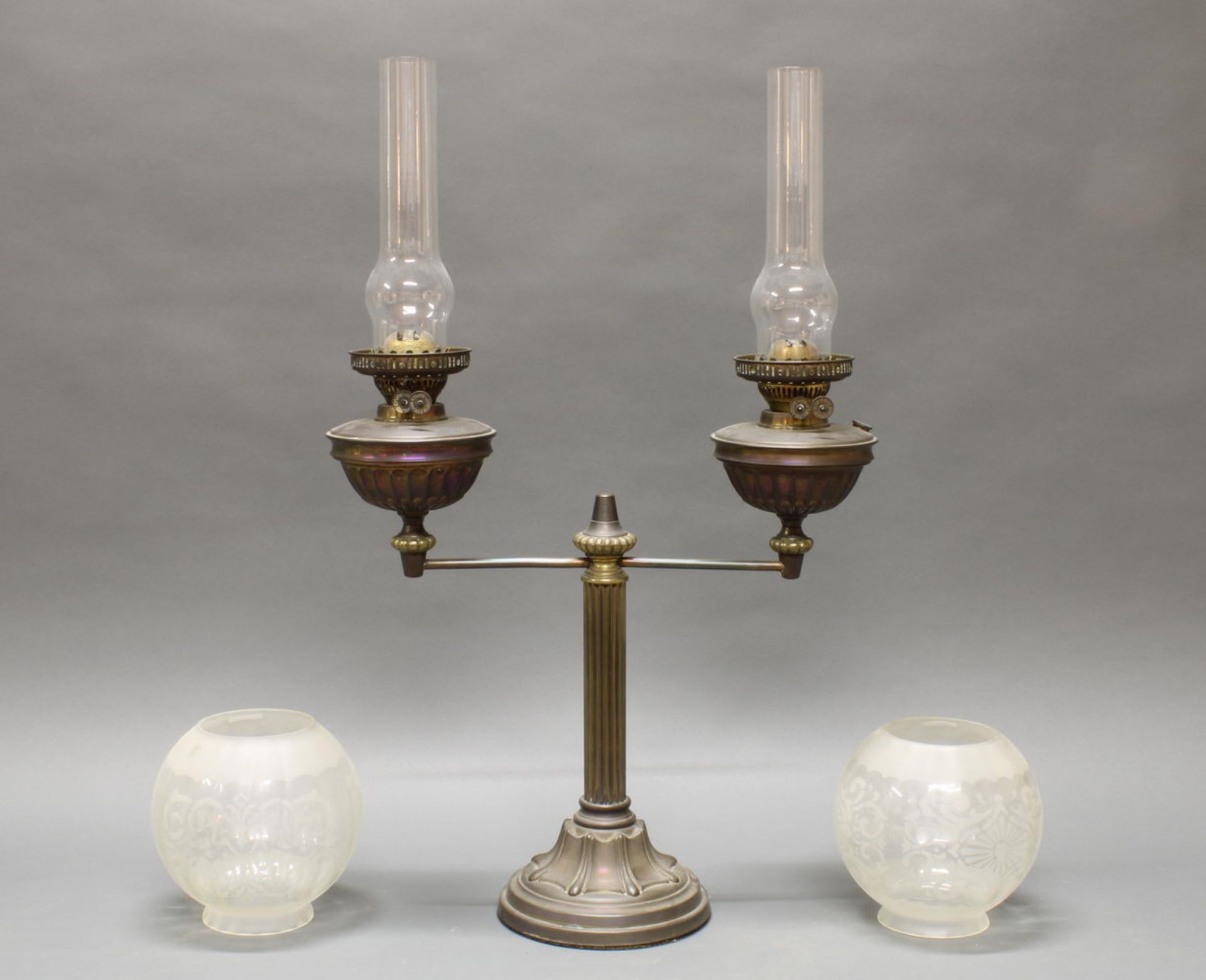 Petroleumlampe, 19./20. Jh., Metall, Glas, Säulenschaft, zweiflammig, 78 cm hoch, Altersspuren, Fu