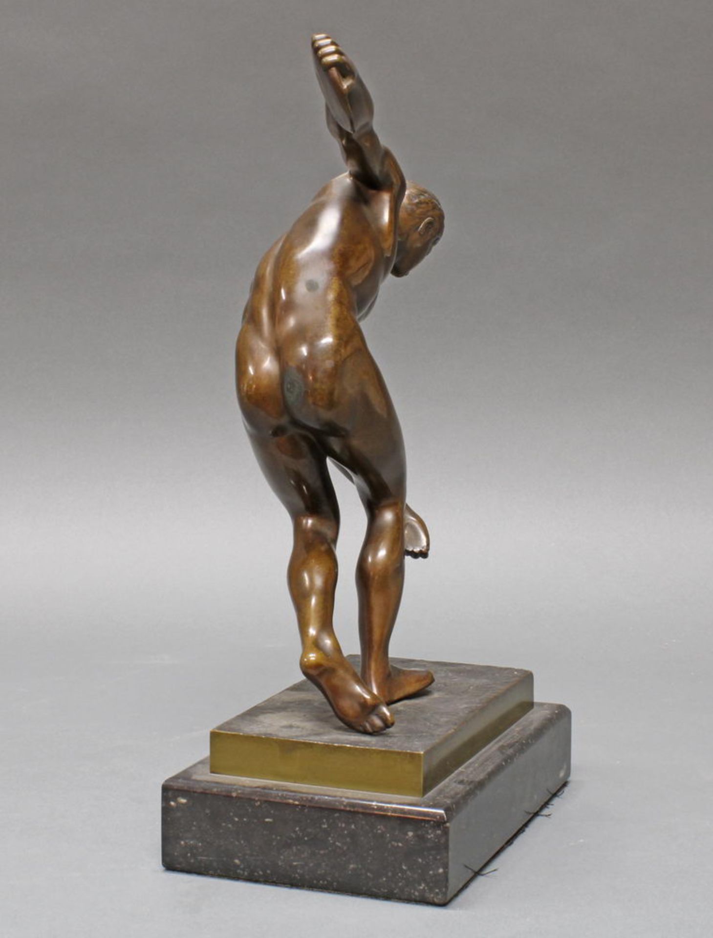 Bronze, "Diskobolos", nach antikem Vorbild, ca. 33 cm hoch (Bronze), auf Granitsockel - Image 2 of 2