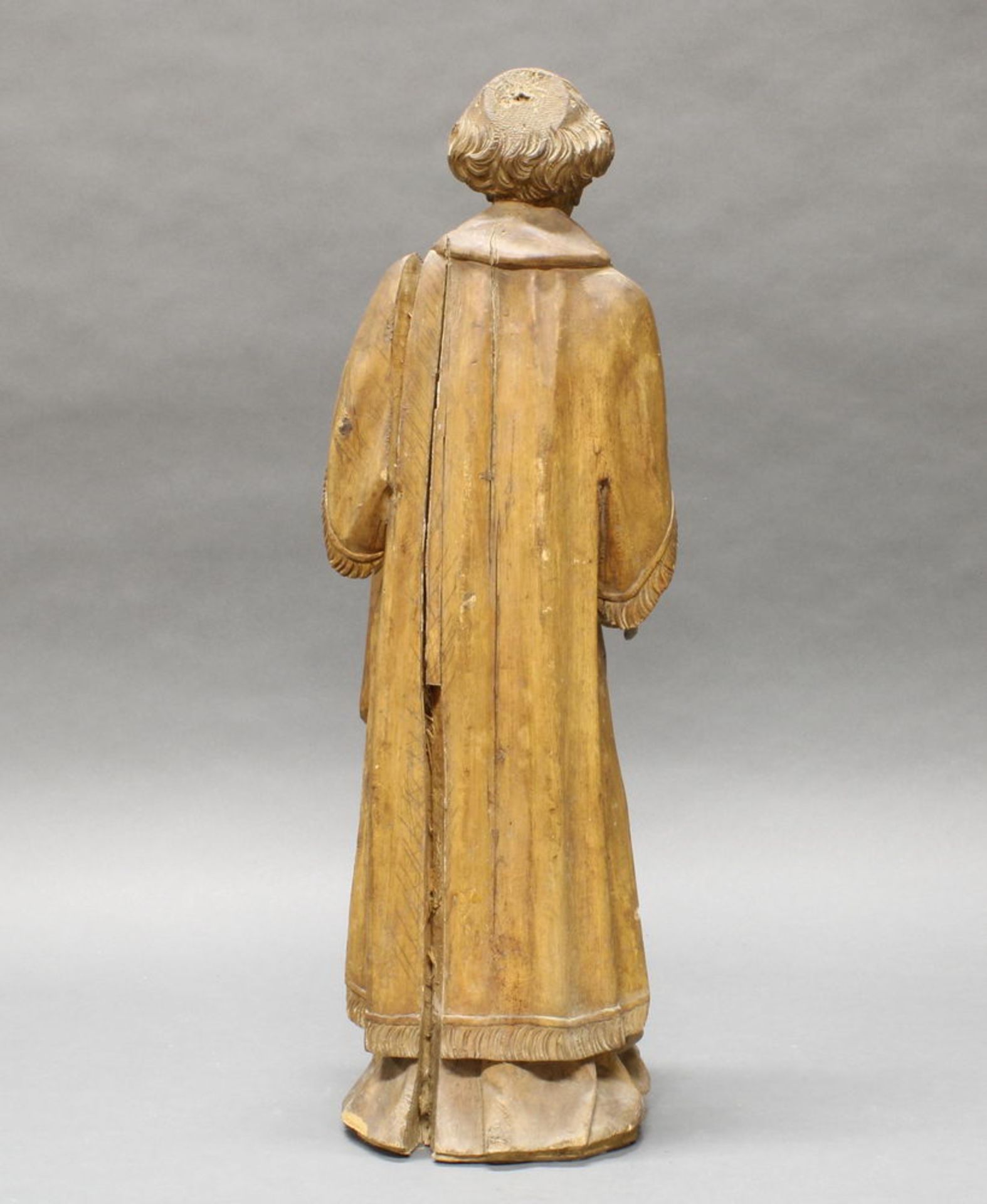 Skulptur, Holz geschnitzt, "Hl. Stephanus", wohl Anfang 16. Jh., 64 cm hoch, verso vertikal gerisse - Image 2 of 2