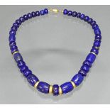 Lapislazuli-Kette, verschiedene Formen, Atelier Sung-Schmitz, Bonn, 6 Goldelemente, GG 585,