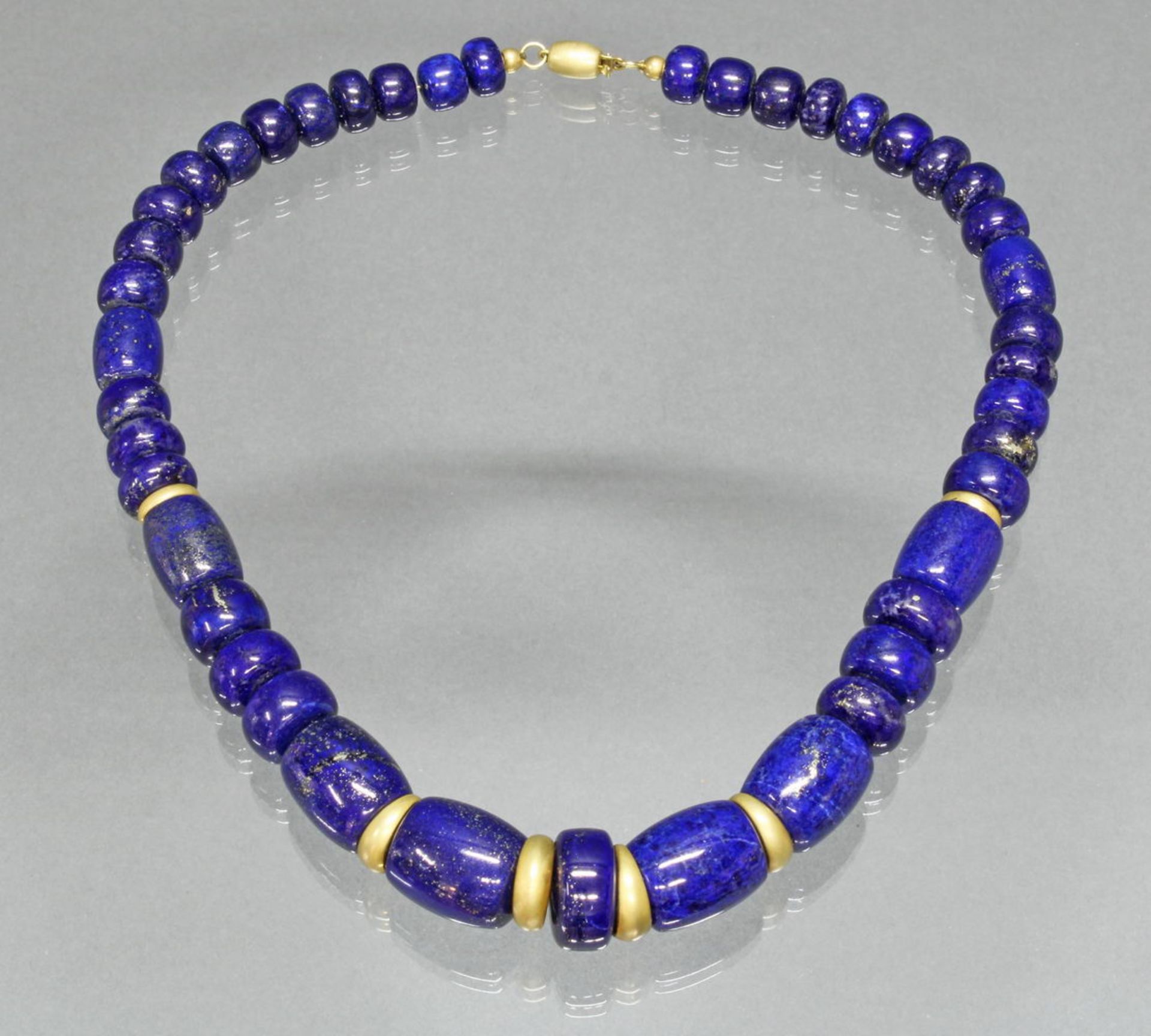 Lapislazuli-Kette, verschiedene Formen, Atelier Sung-Schmitz, Bonn, 6 Goldelemente, GG 585,