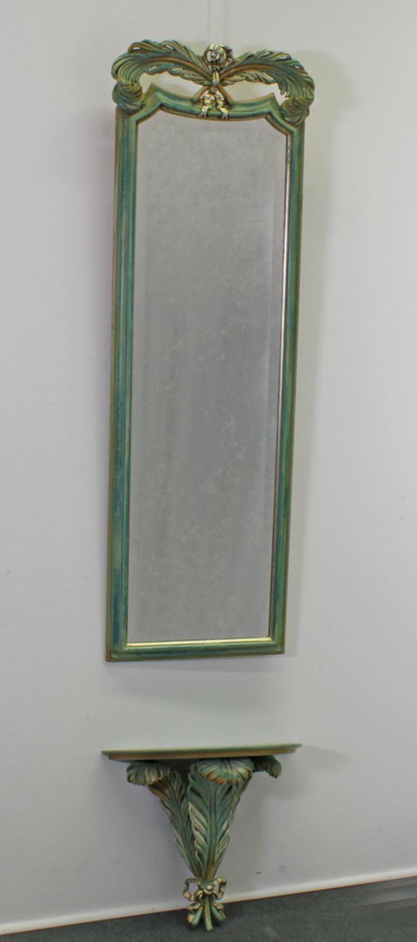 Wandspiegel mit Wandkonsole, 20. Jh., Holz, grüngold gefasst, facettiertes Spiegelglas, Spiegel 12