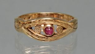Ring, Jugendstil, England, um 1910, RG 9 ct., kleiner Rubin-Cabochon, 2 g, RM 18