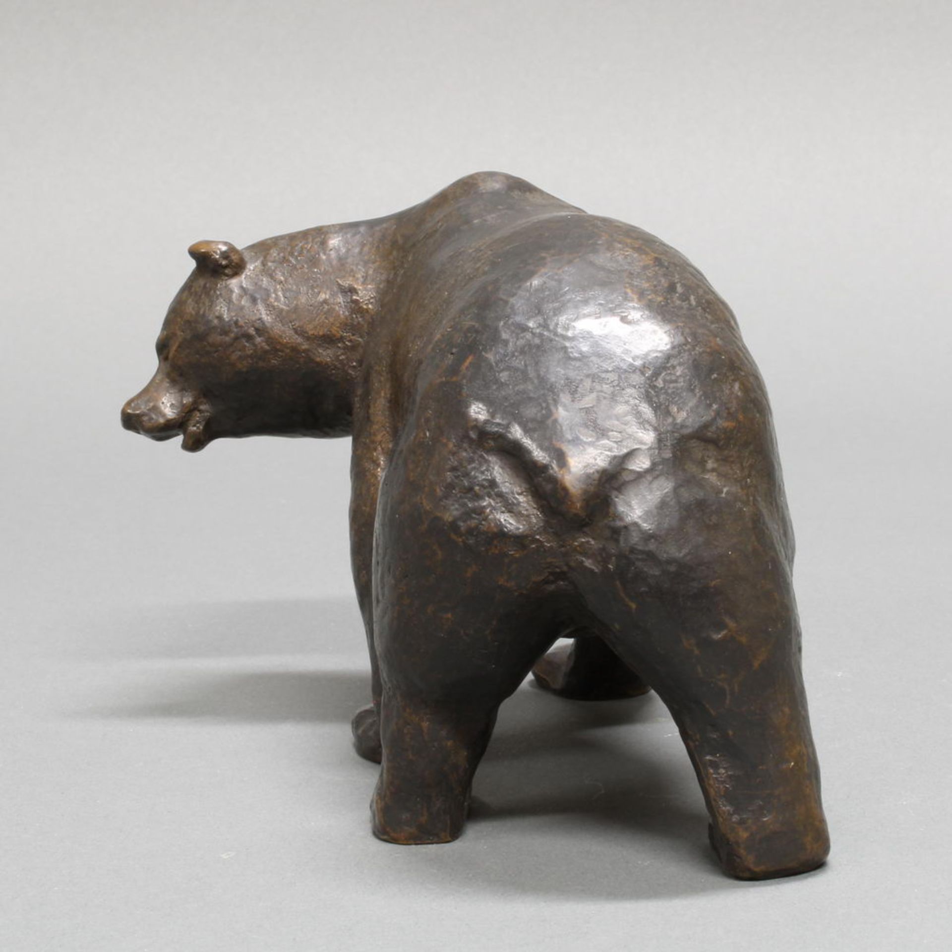 Bronze, schwarz patiniert, "Eisbär", auf dem Bauch monogrammiert RM(S?), 12 x 17 cm. Rose-Maria St - Image 2 of 3