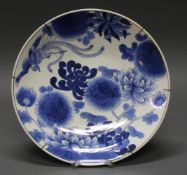 Platte, Japan, 19. Jh., Porzellan, blau-weiß, Phönix und Chrysanthemenblüten, 6-Zeichen-Marke, ø 37