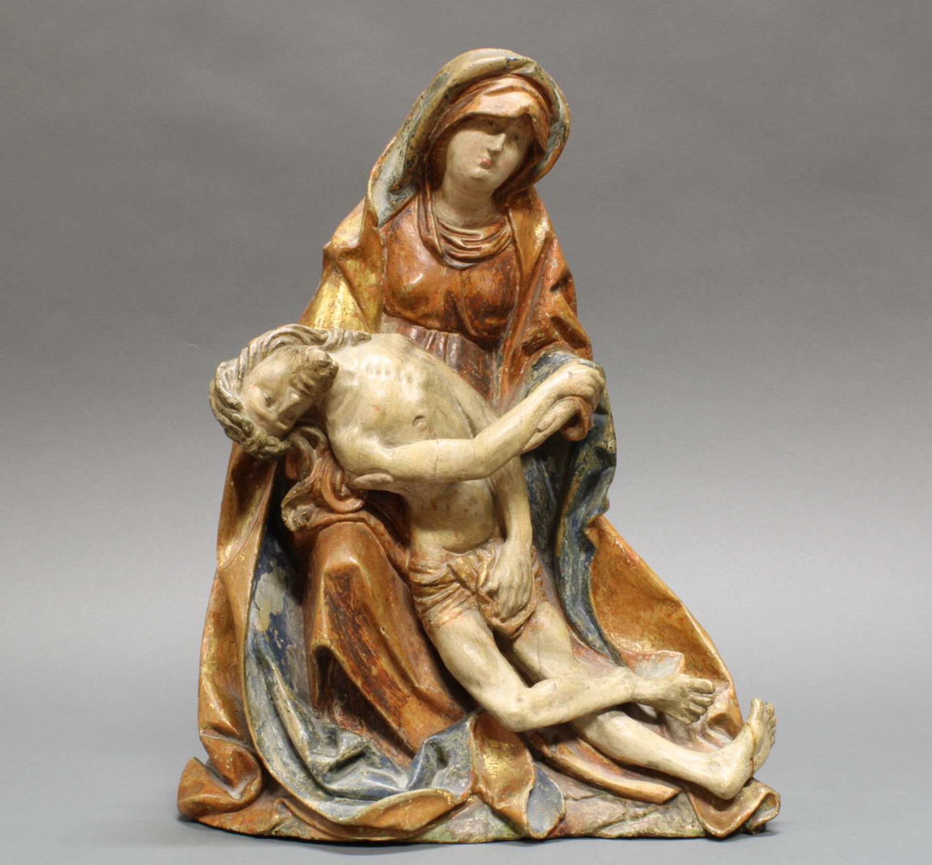 Skulptur, Holz geschnitzt, "Pieta", Süddeutschland, um 1520, 43 cm hoch, mit Teilen originaler Fas