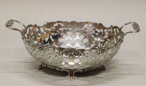 Fruchtkorb, Silber 833, Niederlande, um 1930, oval, à jour gearbeitet, mit Blüten und Gitterwerk,