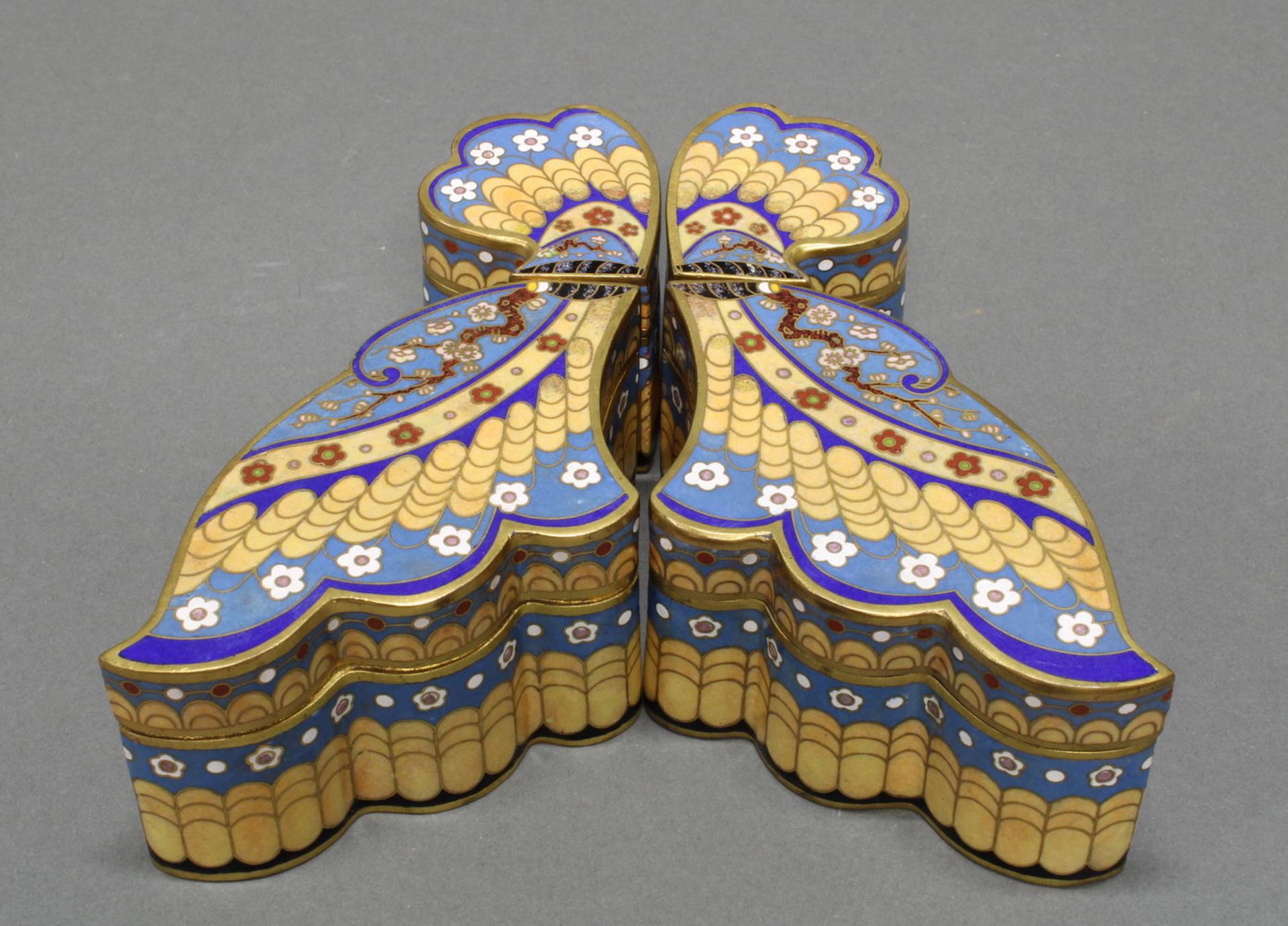 Deckeldose, "Schmetterling", wohl Frankreich, 20. Jh., Messing, farbiger Cloisonné-Dekor mit Blüt - Bild 2 aus 3