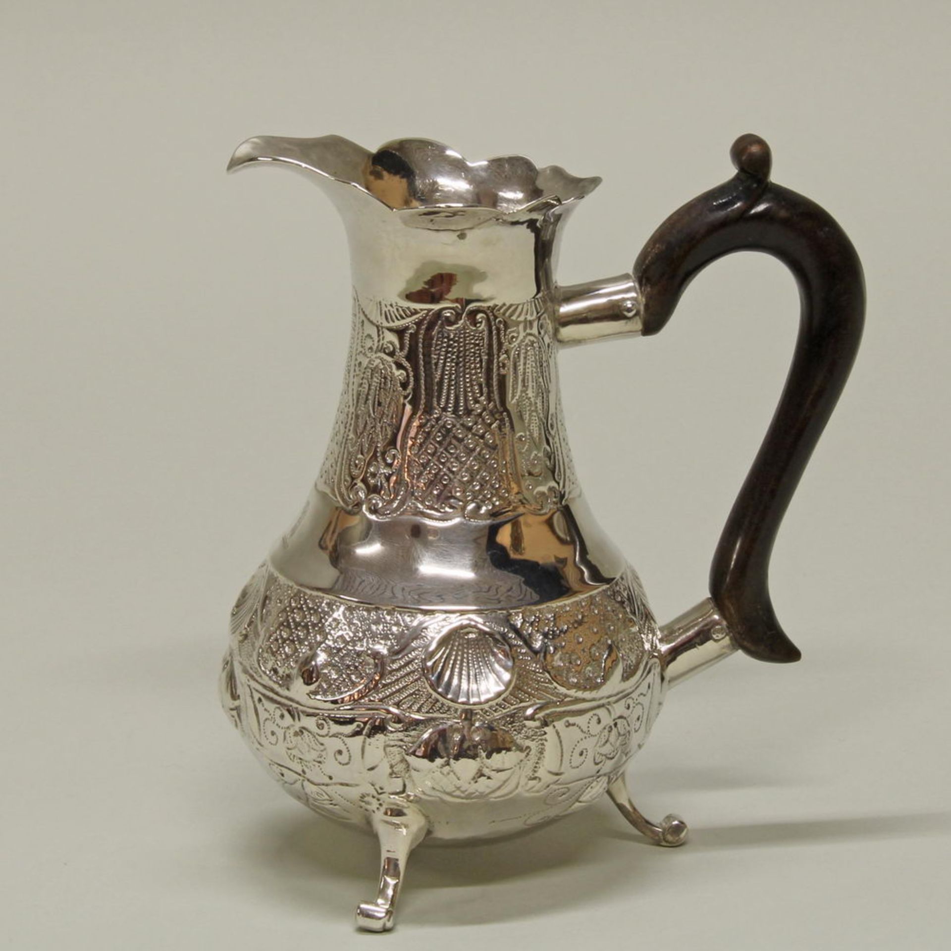 Sahnegießer, Silber, Amsterdam, wohl 19. Jh., schlank-bauchige Form, Ornamentdekor mit Muscheln, k