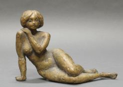 Bronze, "Weiblicher Akt", 14 cm hoch. Provenienz: direkt von der Künstlerin erworben. Eva de Maizi