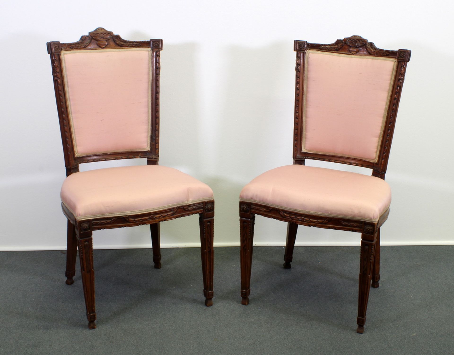 Paar Stühle, Louis Seize, um 1780, Nussholz, Schnitzwerk, erneuerte Sitz- und Rückenpolster, 97 c
