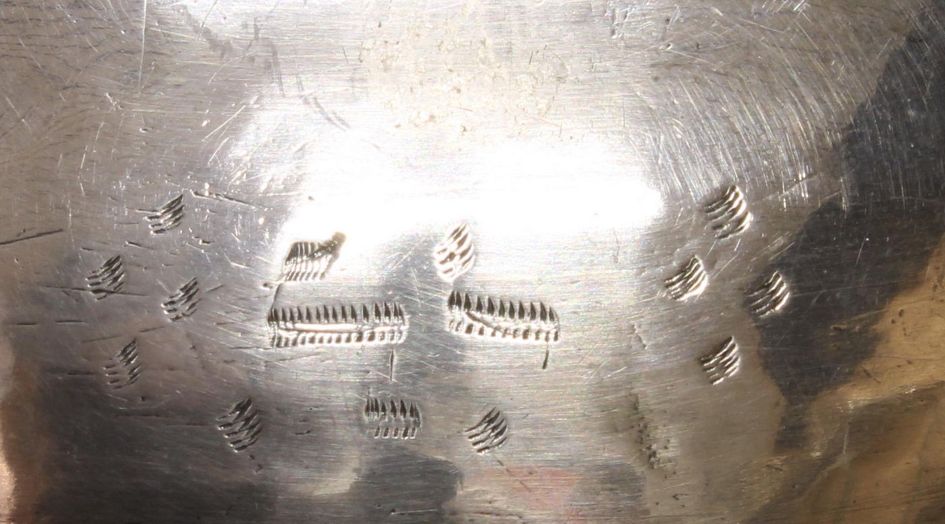 Branntweinschale, Silber, 17./18. Jh., Marken, oval, gebuckelt, Spiegel mit getriebenem Blütendeko - Bild 2 aus 4