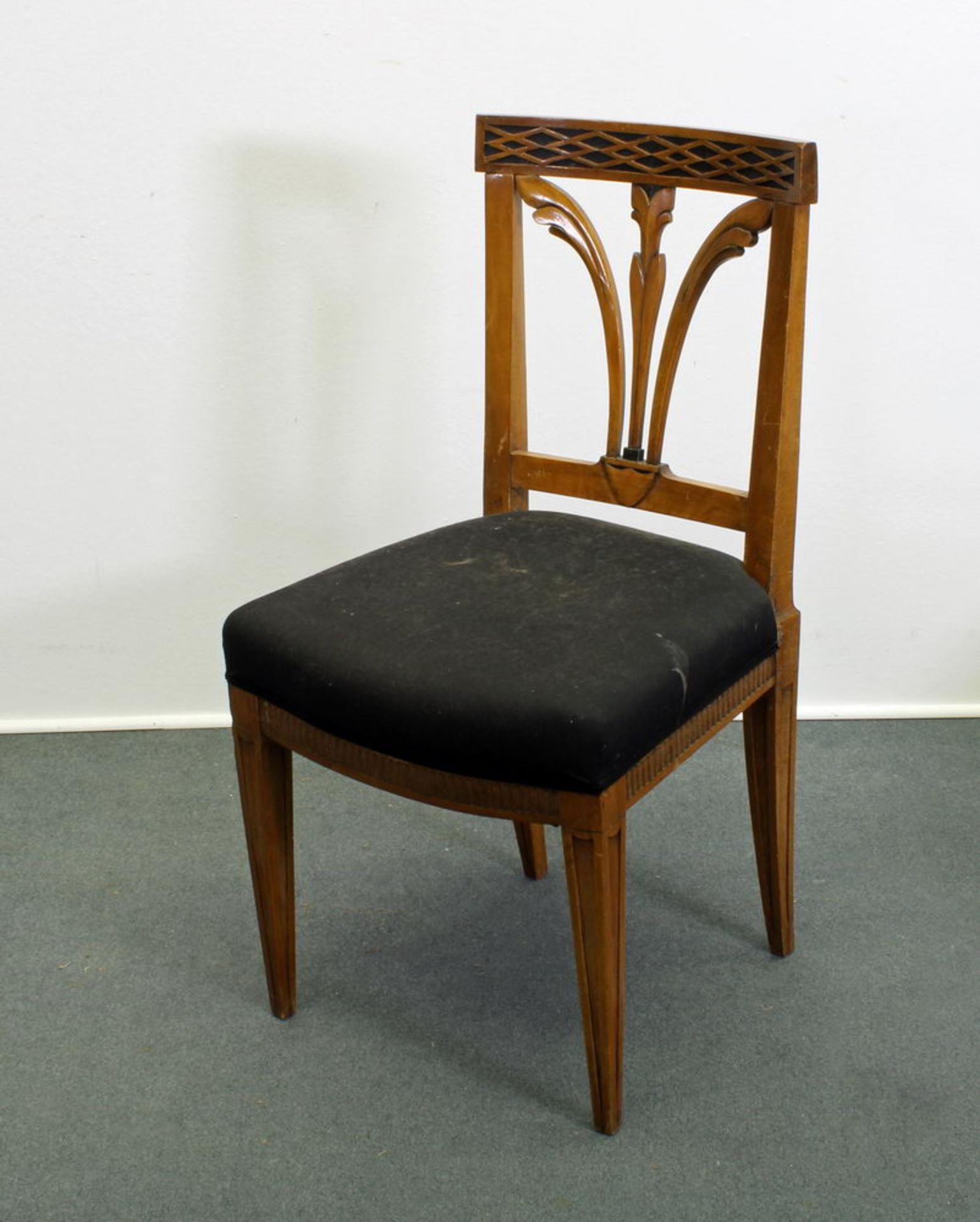 4 verschiedene Stühle, um 1800/19. Jh., verschiedene Hölzer, jeweils mit Sitzpolster, Gebrauchssp - Image 2 of 5