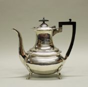 Kaffeekanne, Silber 925, Sheffield, 1910, Walker & Hall, glatte, gebauchte Form mit getreppter Schu