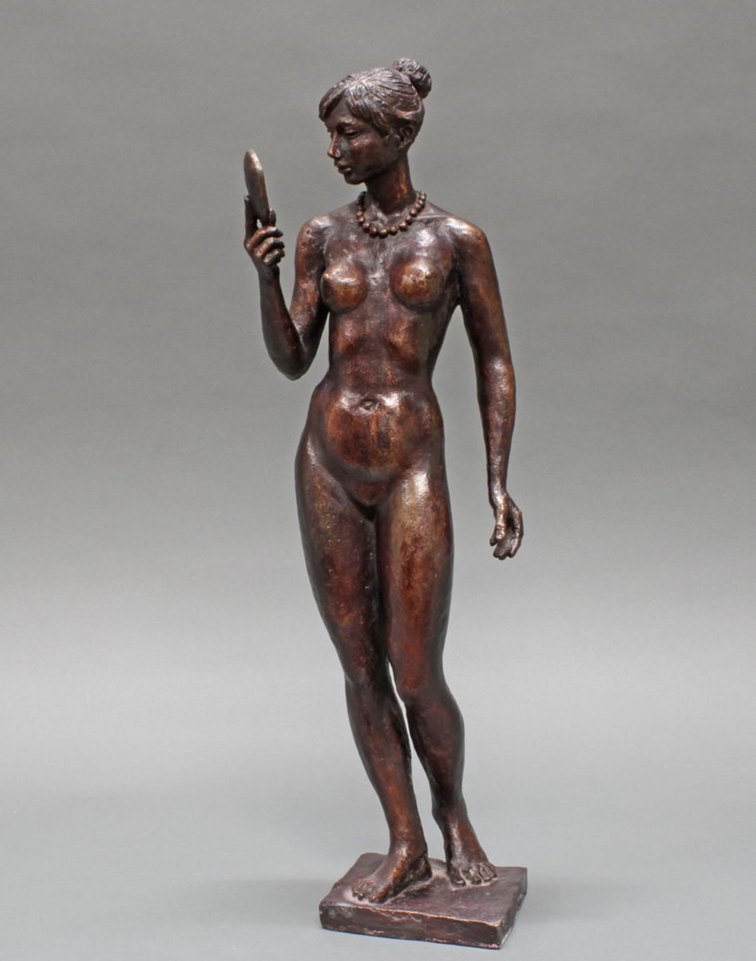 Bronze, rotbraun patiniert, "Stehender weiblicher Akt mit Spiegel", auf der Plinthe bezeichnet F. L