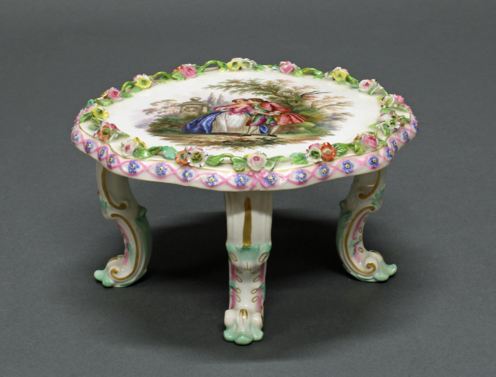 Untersetzer, Meissen, Schwertermarke, 1850-1924, 1. Wahl, auf drei geschwungenen Beinen, Watteaumal