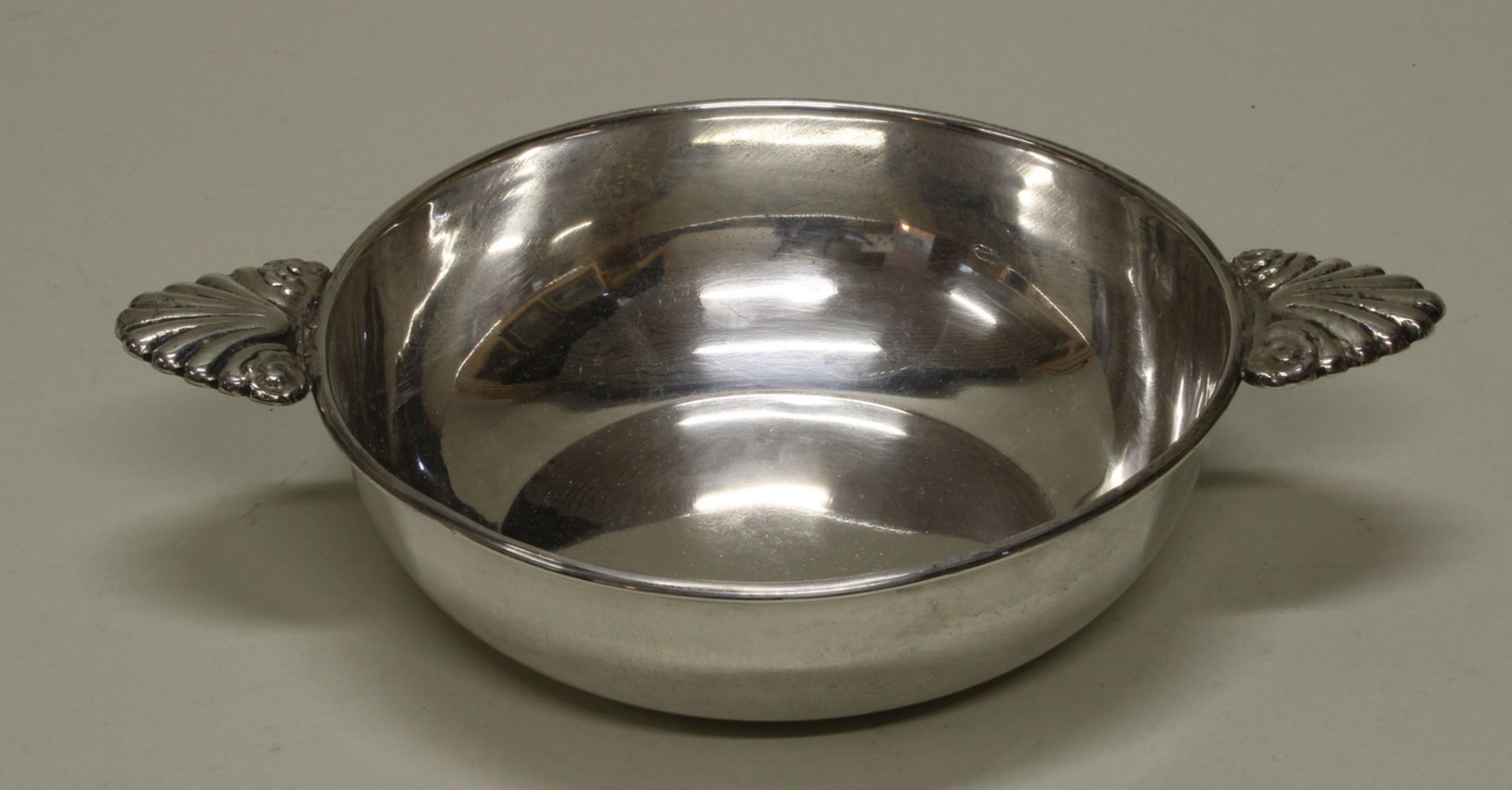Schale, Silber 900, rund, Handhaben in Palmetten-Form, 5 x 25 x 18 cm, ca. 240 g, leicht gedellt