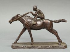 Bronze, dunkelbraun patiniert, "Jockey", 20. Jh., 20 cm hoch, 28 cm lang, an einigen Stellen Patina