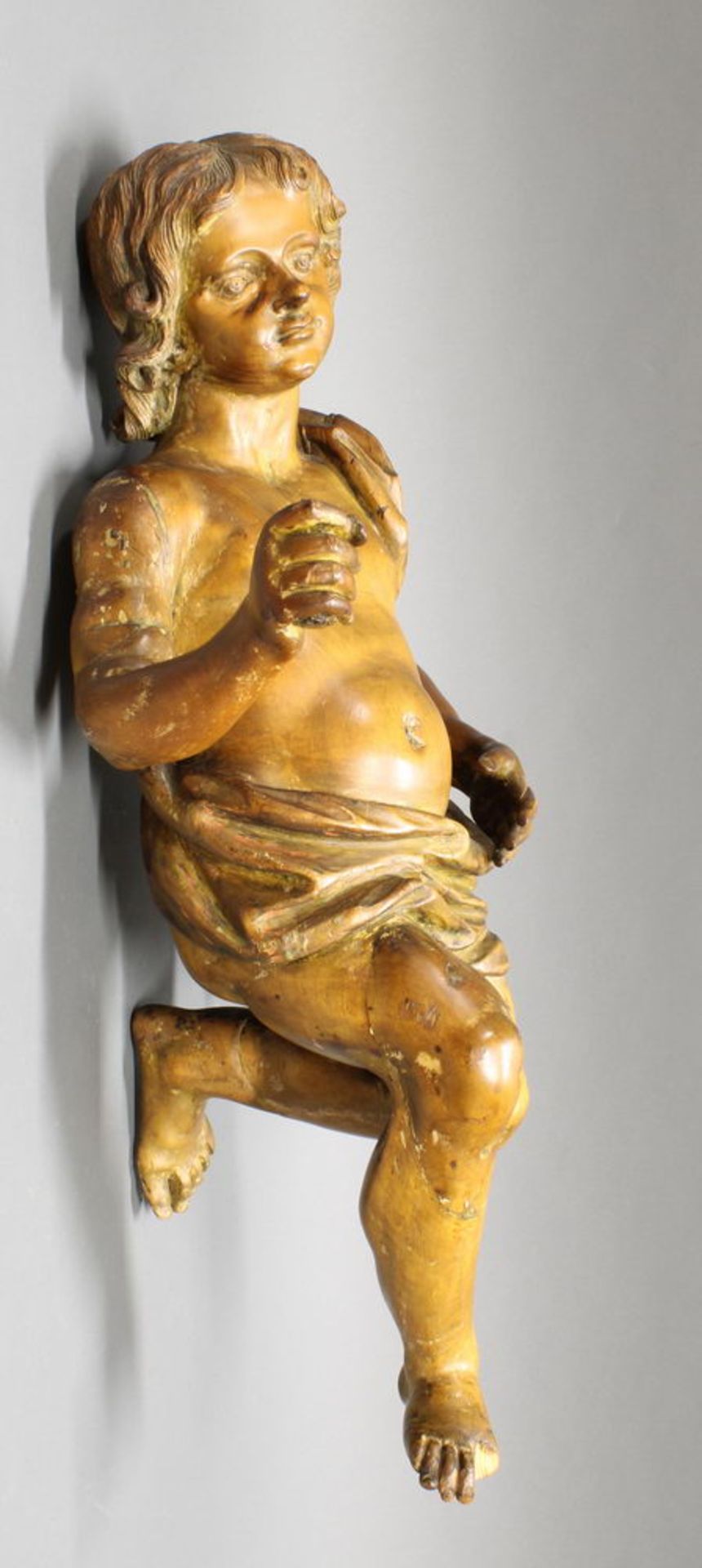 Skulptur, Holz geschnitzt, "Putto", 18./19. Jh., abgelaugt, 80 cm hoch, ein Finger und eine Zehe fe - Image 3 of 4