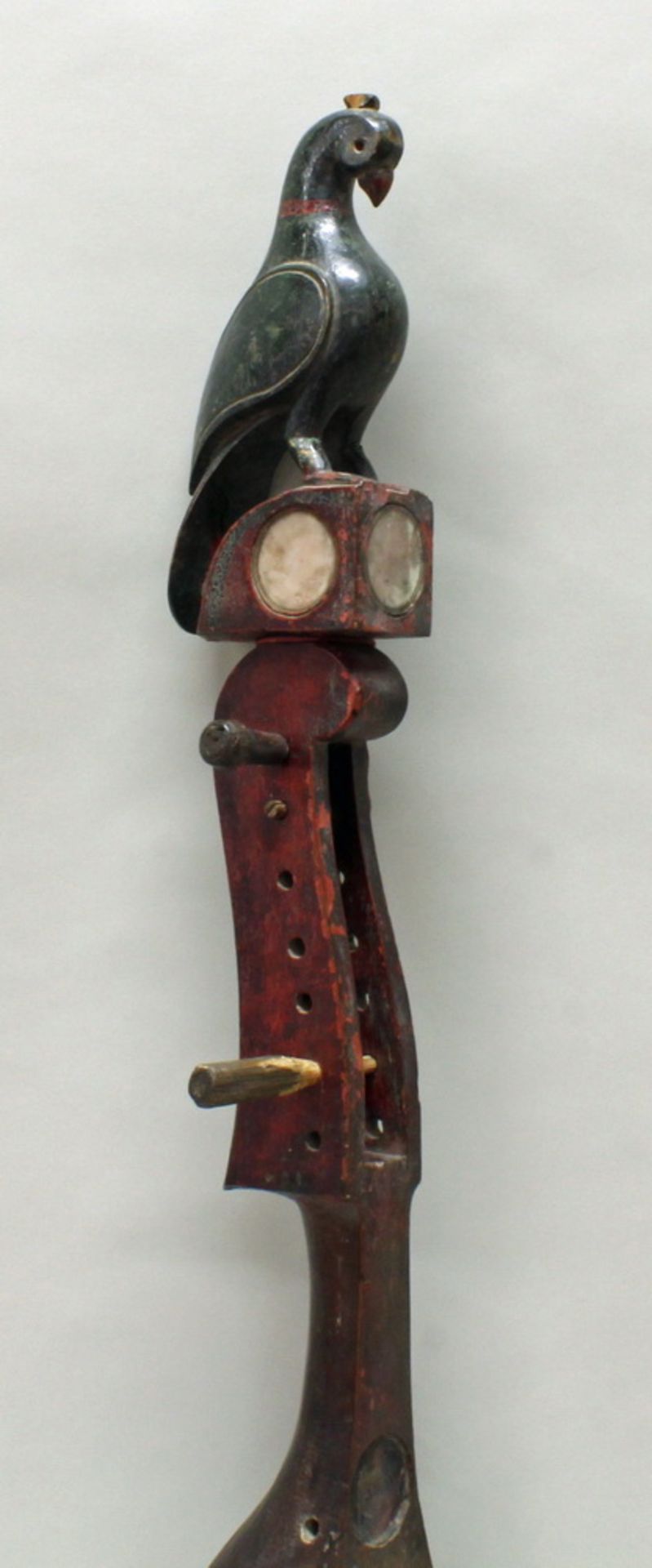 Musikinstrument, mit bekrönendem Vogel, Südostasien, Holz, teils farbig gefasst, 106 cm lang. Pro - Image 2 of 2