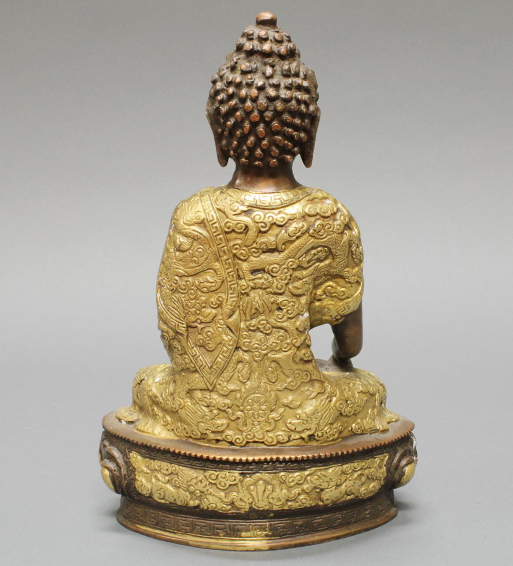 Sitzender Buddha, Nepal, 20. Jh., Messingbronze, teils vergoldet, die Hände in mudra, auf Lotossoc - Bild 2 aus 2