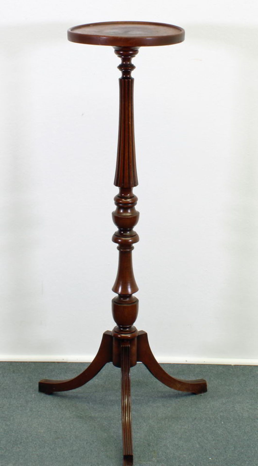 Blumensäule, England, 1. Hälfte 20. Jh., Mahagoni, Balusterschaft auf Dreifuß, 100 cm hoch, ø 2