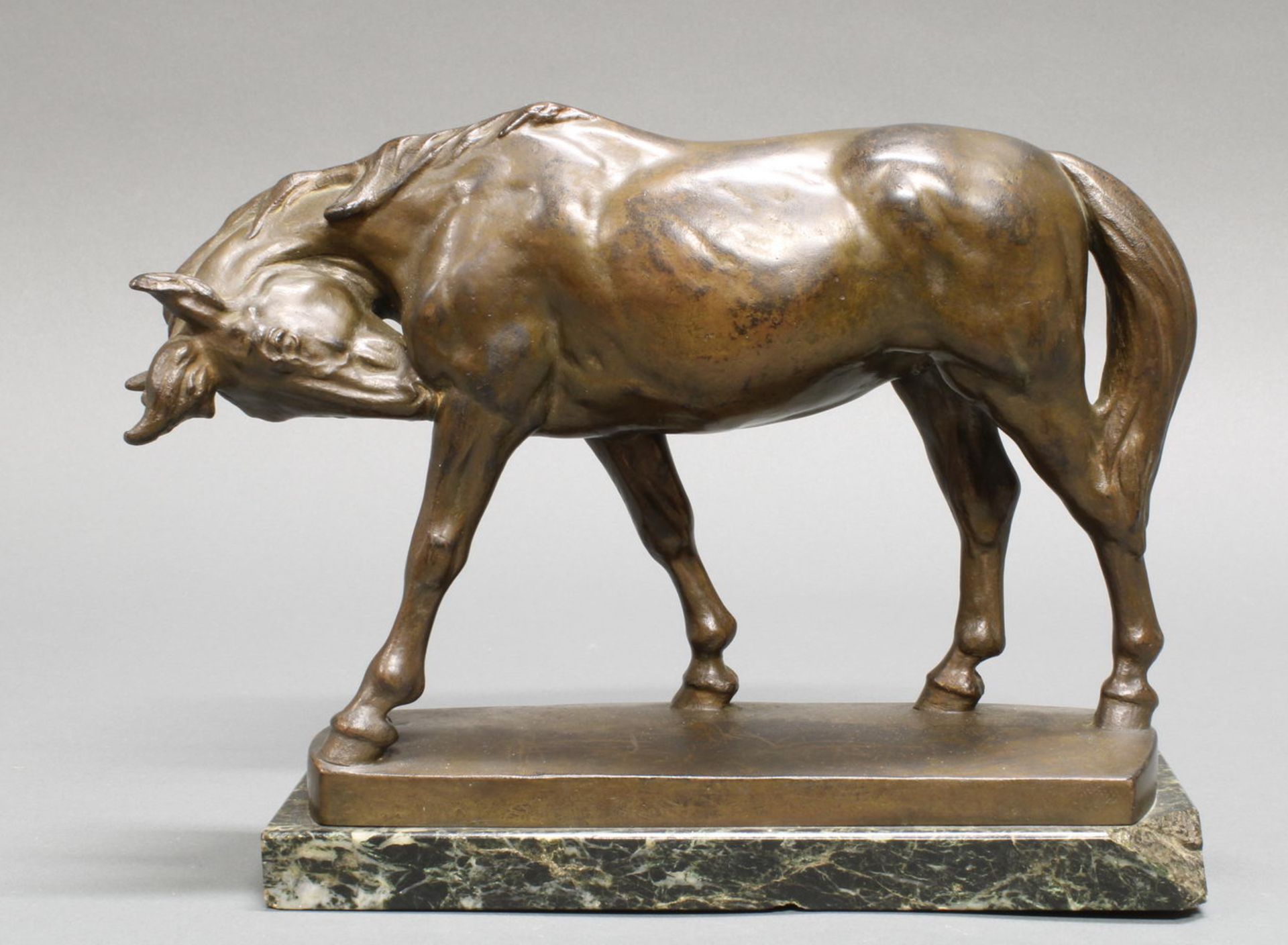 Bronze, braun patiniert, "Stehendes Pferd", auf dem Sockel signiert K. Schüppel und datiert 1928,