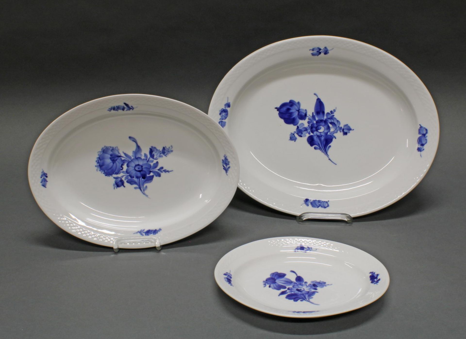 3 Vorlegeplatten, Royal Kopenhagen, blaue Blume, oval, 25 x 19 cm, 33.5 x 25 cm, 41 x 32.5 cm