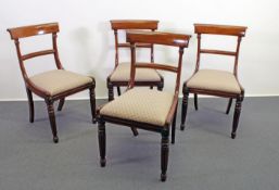 4 Stühle, England, um 1920, Mahagoni, vordere Beine kanneliert, lose Sitzpolster, beiger Bezug