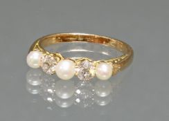 Ring, um 1900, GG 585, 2 Diamanten im Altschliff, 3 Zuchtperlen ø ca. 3.5 mm, 3 g, RM 16.5