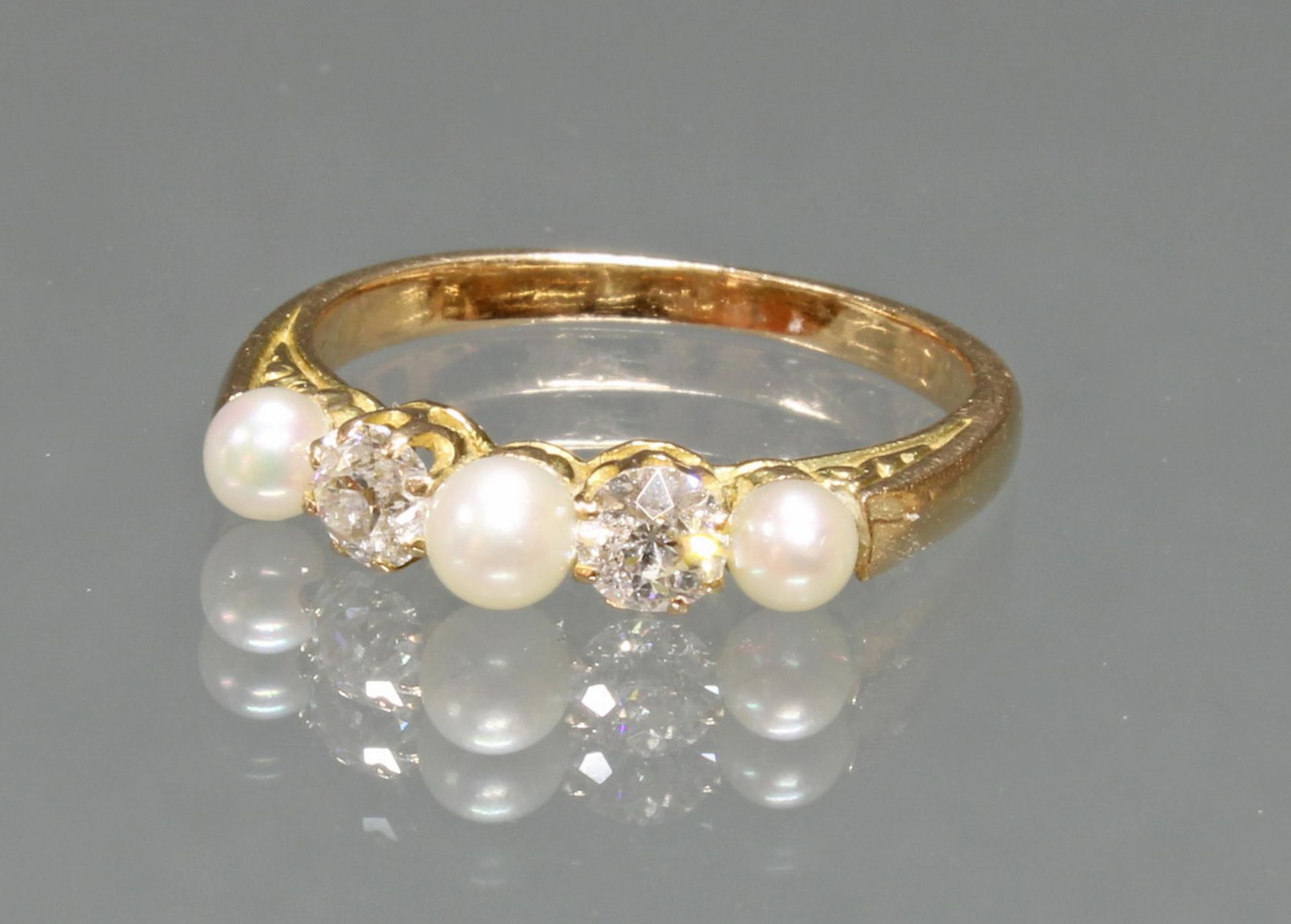 Ring, um 1900, GG 585, 2 Diamanten im Altschliff, 3 Zuchtperlen ø ca. 3.5 mm, 3 g, RM 16.5
